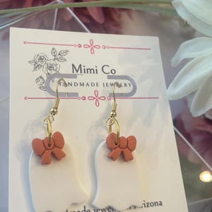 Mini spookoorbellen met strik | Halloween-spookoorbellen | Lichtgewicht oorbellen | Hangoorbellen | Handgemaakte oorbellen van polymeerklei