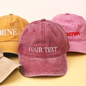 Individuell gestickte Mütze, personalisierte Logomütze, Ihr eigener Text Baseballmütze, Geschenk für Papa, Bachelorette Hüte, Stickerei Monogramm Unisex Mütze