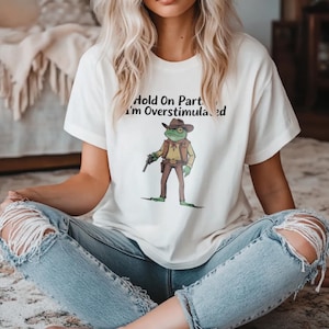 T-shirt van de partner, ik ben een overstimuleerde kikker, cowboy cartoon grafisch T-shirt met ronde hals, humoristisch shirt voor angstbewustzijn en westerse fans
