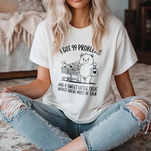 99 Problems Sweet Treat Tシャツ、漫画のクマのクルーネックグラフィックTシャツ、お菓子作りママやカフェスタッフのためのデザートユーモアTシャツ