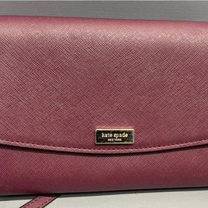 Cartera bandolera Laurel Way de Kate Spade New York en color burdeos con diseño saffiano, usada