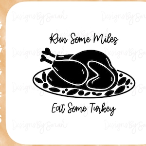 Może przedstawiać: Czarno-biała ilustracja pieczonego indyka na talerzu z tekstem "Run Some Miles Eat Some Turkey".