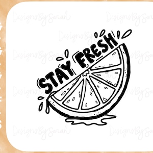 Può includere: Illustrazione in bianco e nero di una fetta di limone con il testo "Stay Fresh!" in un font stilizzato.