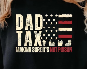 Może przedstawiać: Czarna bluza z białym nadrukiem, który głosi "Dad Tax Making Sure It's Not Poison" z amerykańską flagą i ikonami fast food.