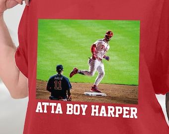 Atta Boy Harper シャツ、Atta-boy Phils T シャツ、フィラデルフィア ベースボール ギフト シャツ、スウェットシャツ、パーカー