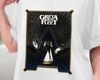 Op de afbeelding: Wit T-shirt met een zwarte en gouden afbeelding van een gekapte figuur die een sleutel en een zeilboot vasthoudt. De afbeelding zegt "Greta Van Fleet" met de tekst "With Rival Sons & The Velveteers" onderaan.