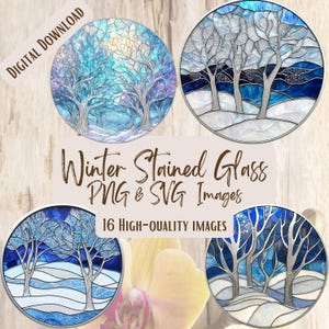 Op de afbeelding: Vier cirkelvormige glas-in-loodafbeeldingen met winterthema. Elk heeft een boomontwerp in tinten blauw, wit en zilver. De tekst "Winter Stained Glass PNG & SVG Images" en "16 High-Quality Images" zijn ook zichtbaar.