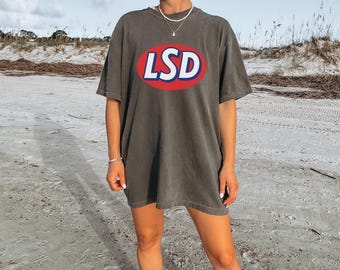 Camiseta gráfica con parodia del logo de LSD, divertida camiseta psicodélica, camiseta unisex psicodélica, top retro con humor ácido, idea de regalo para raver.