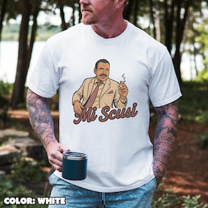 Mi Scusiミームシャツ、ユーロトリップ映画の名言グラフィックTシャツ、ユニセックスの面白いポップカルチャーTシャツ、レトロな漫画風デザイン