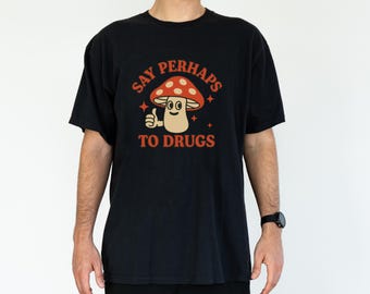 Camiseta gráfica divertida con diseño de hongo "Say Maybe", colores retro y cómodos