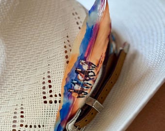 Pluma de sombrero de caballo en acuarela: accesorio para sombrero de vaquero occidental