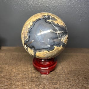 Sphère volcanique en agate