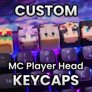 Könnte beinhalten: Fünf individuelle Tastenkappen in Form von verpixelten Charakterköpfen und einem Burger befinden sich auf einer mechanischen Tastatur. Der Text CUSTOM MC Player Head KEYCAPS ist eingeblendet. Die Tastenkappen haben bunte Blockdesigns.