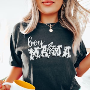 Camisa de mamá de niño con cuadros retro/Colores cómodos/Camisa de mamá a cuadros/Regalo para el día de la madre/Camisa de mamá con rayo/Regalo para futura mamá/Revelación de género