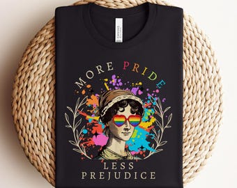 Könnte beinhalten: Schwarzes T-Shirt mit einer bunten Grafik einer Frau mit Regenbogenbrille und dem Text "Mehr Stolz, weniger Vorurteile".