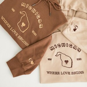 Personnalisez notre sweat-shirt avec carte premier rendez-vous - Sweat à capuche personnalisé pour couple avec carte brodée, carte où tout a commencé, cadeau d'anniversaire unique,