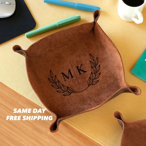 Op maat gemaakte leren serveerschaal | Stijlvolle dobbelsteenvanger met monogram | Bedachtzaam cadeau voor hem, op maat gemaakt jubileumschat, kerstcadeau