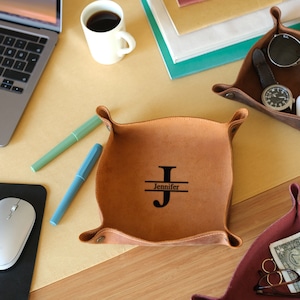 Catchall de couro com monograma, melhores presentes de feriado, bandeja de manobrista personalizada, presente de aniversário para ela, presente de Natal, marido e esposa