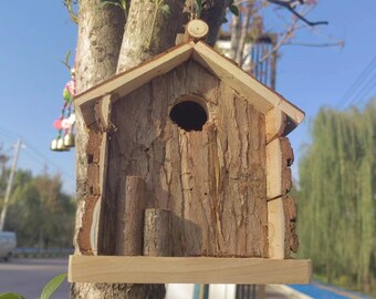 Ancienne cabane à oiseaux primitive faite main, grange en bois de récupération, cabane en bois à suspendre rouge-gorge alimentant une petite boîte de mangeoires nidifiant sauvage