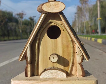 Ancienne cabane à oiseaux primitive faite main, grange en bois de récupération, cabane en bois suspendue pour nourrir une petite boîte de mangeoire à mésange bleue nichant sauvage PSY1051