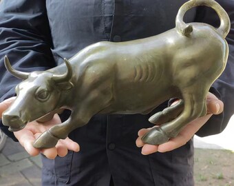 Wall Street Bronze Bull Statue Wall Street Charging Bull Sculpture Home Decor,  Majestic Desk Furnishings Decor Gift Bull/Cow/Ox Figure gift