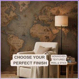 Könnte beinhalten: Ein Wandbild mit einer Weltkarte im Vintage-Stil in gedeckten Braun- und Blautönen, das Kontinente, Ozeane sowie Illustrationen von Schiffen und Tieren zeigt. Der Text CHOOSE YOUR PERFECT FINISH und NONWOVEN TEXTURED PEEL & STICK ist sichtbar.