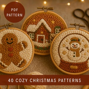 Peut inclure: Trois cerceaux de broderie sur le thème de Noël avec des cadres en bois. Les motifs comprennent un bonhomme en pain d'épices, une maison et un bonhomme de neige dans une boule à neige. Le texte "PDF PATTERN" et "40 COZY CHRISTMAS PATTERNS" sont également visibles.