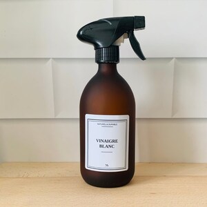 Peut inclure: Une bouteille en verre brun avec un vaporisateur noir remplie de vinaigre blanc. La bouteille porte une étiquette blanche sur laquelle est inscrit "NATUREL & DURABLE" et "VINAIGRE BLANC".