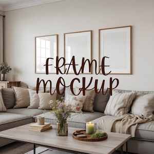Può includere: Tre mockup di arte incorniciati sono appesi sopra un divano componibile grigio. Le cornici sono marroni con passe-partout bianchi. Il testo "FRAME MOCKUP" è scritto in corsivo marrone. Un tavolino da caffè contiene una candela, libri e un vaso di fiori.