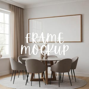 Könnte beinhalten: Ein Esszimmer mit einem runden Tisch und sechs grauen Stühlen. Ein großer rechteckiger Rahmen hängt an der Wand, mit dem Text "FRAME mockup" überlagert. Der Raum ist in neutralen Tönen mit natürlichem Licht gehalten.