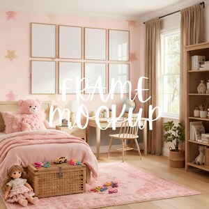 Peut inclure: Une chambre rose avec un lit, un bureau et une bibliothèque. Huit cadres photo vierges sont accrochés au mur. Un ours en peluche, une poupée et une voiture jouet sont sur le lit et le tapis. Le texte "FRAME mockup" est superposé.
