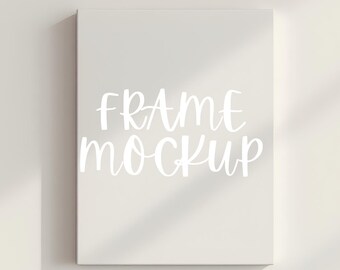 Könnte beinhalten: Ein rechteckiger, cremefarbener Rahmen-Mockup mit den Worten "FRAME MOCKUP" in weißer Schrift. Der Rahmen ist zentriert, mit weichen Schatten und einem neutralen Hintergrund.