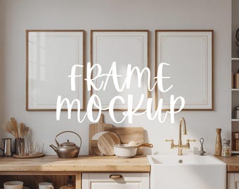 Könnte beinhalten: Drei gerahmte Kunst-Mockups in einer Küchenumgebung. Die rechteckigen Rahmen haben einen hellbraunen Rand. Die Küche verfügt über ein weißes Waschbecken, Arbeitsplatten aus Holz und weiße Schränke. Der Text "FRAME MOCKUP" ist über den Rahmen geschrieben.