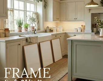 Könnte beinhalten: Küchenszene mit drei leeren Rahmen, die an einer Wand lehnen. Der Raum verfügt über helle Schränke, ein Bauernhauswaschbecken und ein Fenster mit Pflanzen. Der Text "FRAME mockup" ist unten zu sehen.