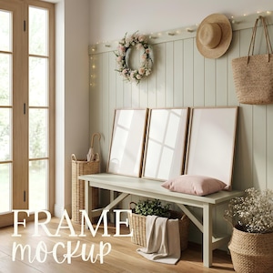 Può includere: Una panca verde chiaro con tre mockup di arte incorniciati, un cuscino rosa e cesti di vimini. Una ghirlanda floreale e un cappello di paglia sono appesi alla parete. Il testo "FRAME mockup" è in basso.