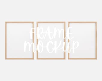 Puede incluir: Tres marcos de fotos de madera natural sobre un fondo blanco. Los marcos están dispuestos horizontalmente con el texto "FRAME MOCKUP" escrito en letras blancas cursivas en el centro.