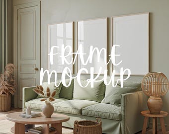 Puede incluir: Escena de salón con un sofá verde claro, tres marcos con impresiones artísticas en blanco y una mesa de centro redonda de madera. El texto "FRAME mockup" está superpuesto. También hay una cesta de mimbre y una lámpara decorativa.