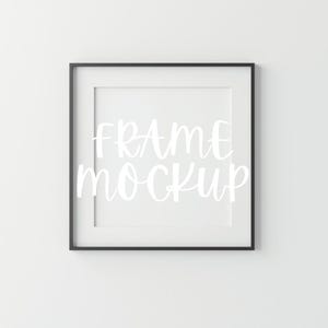 Könnte beinhalten: Schwarzer gerahmter Kunstdruck-Mockup mit den Worten "FRAME MOCKUP" in weißer Schrift. Der Rahmen ist quadratisch und hat ein weißes Passepartout. Der Hintergrund ist eine schlichte weiße Wand.