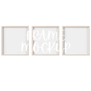 Puede incluir: Tres marcos de fotos beige con paspartús blancos y una inscripción blanca que dice "FRAME MOCKUP".