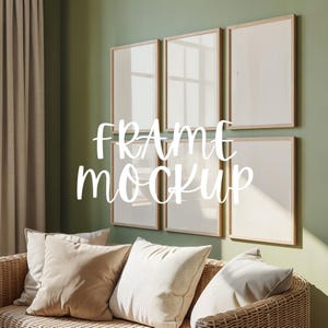 Puede incluir: Seis marcos de fotos de madera en una pared verde, dispuestos en dos filas, con el texto "FRAME MOCKUP" en escritura blanca. Debajo hay un sofá de mimbre con cojines beige. El ambiente es natural y neutro.