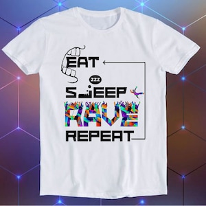 Puede incluir: Camiseta blanca con un diseño gráfico negro que dice "Eat Sleep Rave Repeat" con una imagen estilizada de una multitud de personas en la palabra "Rave".