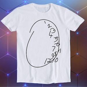 Puede incluir: Camiseta blanca con un contorno negro de un círculo con los números del 1 al 12 escritos alrededor del exterior.