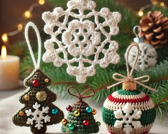 Könnte beinhalten: Ein Set aus vier handgefertigten Häkel-Weihnachtsanhängern, bestehend aus einer weißen Schneeflocke, einem großen grünen Baum mit bunten Perlen, einem kleinen grünen Baum mit Metallperlen und einer rot-grün-weiß gestreiften Kugel.