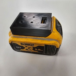 Support mural imprimé en 3D pour batterie Dewalt