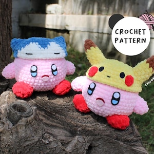 Può includere: Due peluche all'uncinetto, uno simile a Kirby con un cappello Snorlax e l'altro Kirby con un cappello Pikachu. I giocattoli sono rosa, rossi, blu e gialli. L'immagine include una grafica circolare con le parole "CROCHET PATTERN".