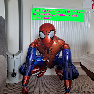 Puede incluir: Un globo de Spiderman rojo y azul en posici&oacute;n de cuclillas. El globo mide 55,5 cm de ancho y 63 cm de alto. *&iexcl;Enlace de video de instrucciones completo sobre c&oacute;mo ensamblar nuestros globos est&aacute; en los detalles del art&iacute;culo!!* PartynLife Etsy