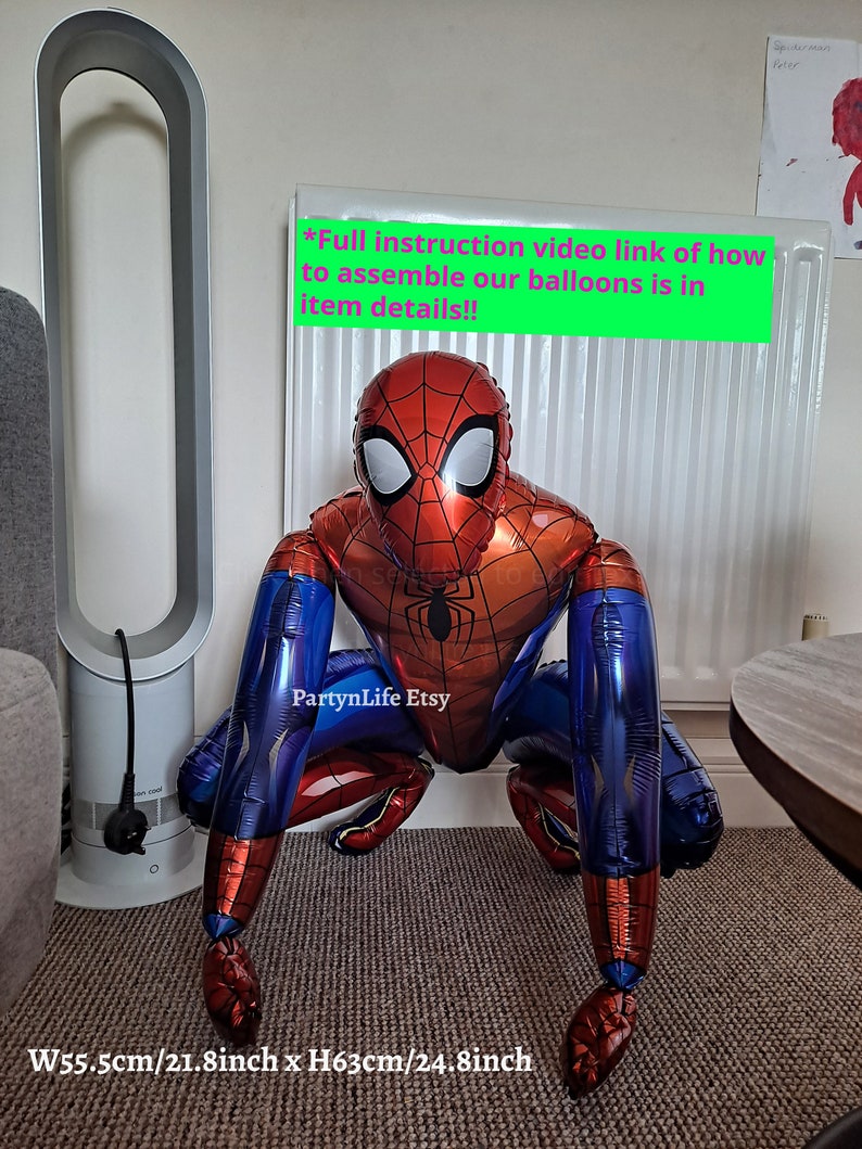 Puede incluir: Un globo de Spiderman rojo y azul en posici&oacute;n de cuclillas. El globo mide 55,5 cm de ancho y 63 cm de alto. *&iexcl;Enlace de video de instrucciones completo sobre c&oacute;mo ensamblar nuestros globos est&aacute; en los detalles del art&iacute;culo!!* PartynLife Etsy