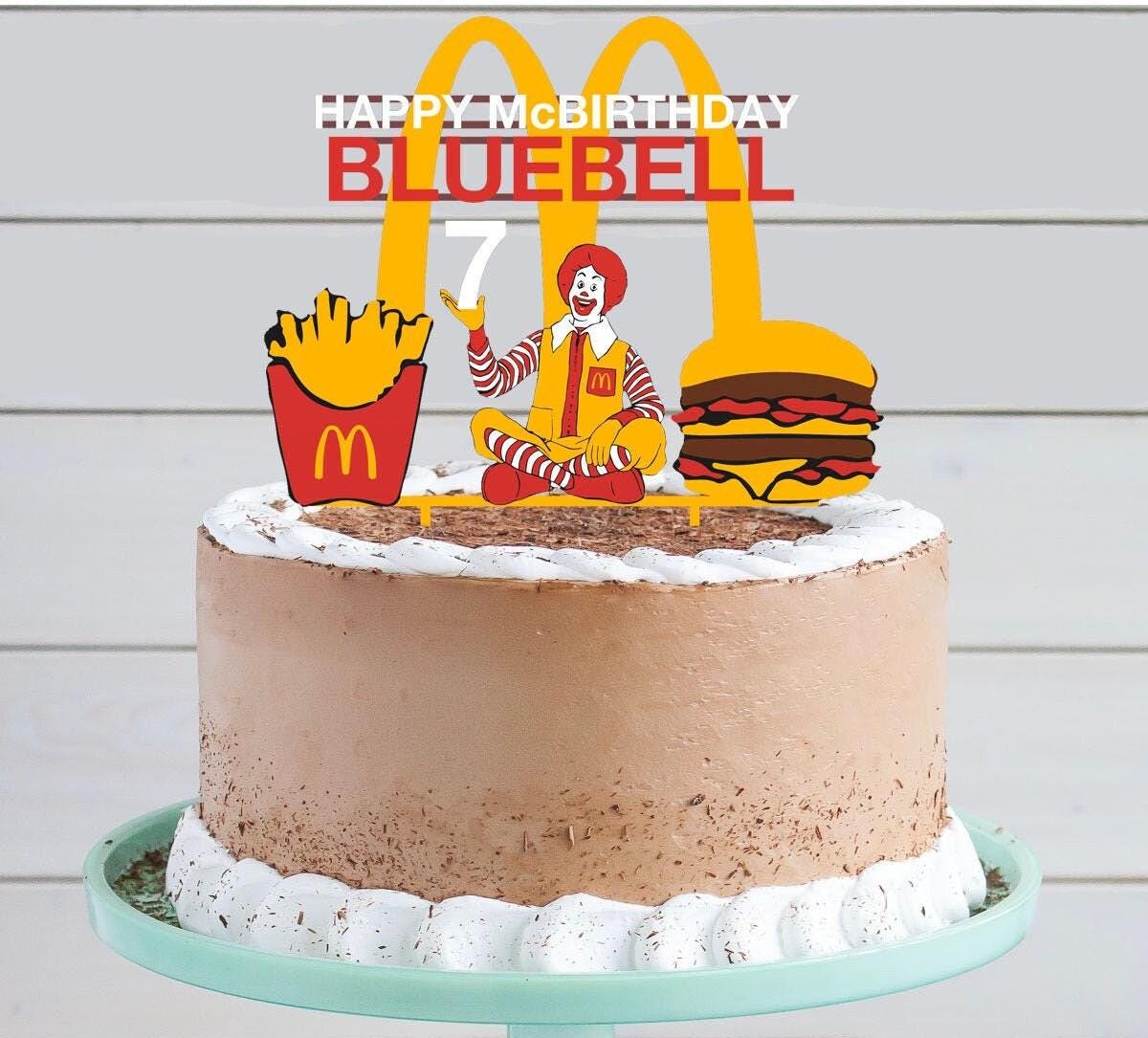 Imagem gratuita: Um bolo de aniversário com decorações elegantes do  bronze-ouro na parte superior, image size:1200x1085