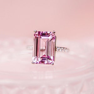 Beautiful and Unique kunzite Stone Ring Gorgeous Ring 925 Sterling Silver vintage kunzite Ring Gift for Her wedding Ring.