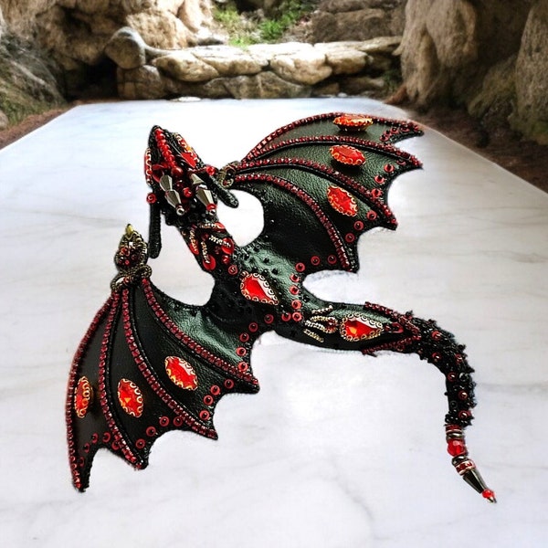 Broche de dragón grande, alfiler de dragón hecho a mano, joyería de dragón chino negro y rojo, regalo exclusivo para amantes de los dragones, joyería con cuentas bordadas.